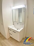 朝の身支度が快適な独立洗面台♪裏は収納になっており、お化粧道具もすっきり収納が出来ます！