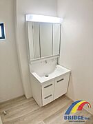 朝の身支度が快適な独立洗面台♪裏は収納になっており、お化粧道具もすっきり収納が出来ます！