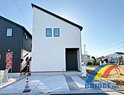 駐車2台可能で、長期優良住宅の性能面・機能面の優れた邸宅。 小中学校も近くで子育て世帯も安心なエリア。 是非、佐倉市内で新築一戸建てをお探しの方はお気軽にお問い合わせ下さい。 お待ちしております。 