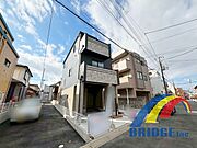 駐車1台可能で、明るい2階リビング 収納豊富な3階建。 備蓄倉庫、キッチン収納、フリーコーナー、Fクローク等嬉しいスペース付き。 最寄駅も選べる利便性の良い立地です。 