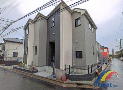 外観：駐車1台可能で、教育施設まで10分以内のお子様も安心のエリア。 脱衣所には可動棚、玄関ホールにWIC付き。 家族の時間も増えるリビング階段です。 