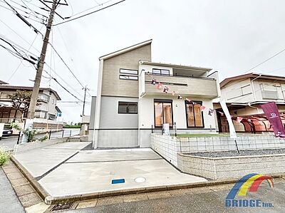 外観:駐車3台可能で、開放的な広々角地です。 パントリー、土間収納、可動棚、WIC、2階ホール収納付きで収納スペースが充実。 その他自由に変えられる便利な可動棚も付いています。 外観:駐車3台可能で、開放的な広々角地です。 パントリー、土間収納、可動棚、WIC、2階ホール収納付きで収納スペースが充実。 その他自由に変えられる便利な可動棚も付いています。