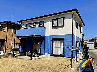 外観：敷地広々92坪の陽光暖かな5LDKで駐車2台可能 ゆとりある南庭はガーデニングやペットものびのび WIC・ホール収納付きでお荷物スッキリ ぜひ一度、現地にて住み心地をご体感ください。 