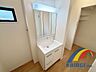 洗面：朝の身支度が快適な独立洗面台♪裏は収納になっており、お化粧道具もすっきり収納が出来ます！