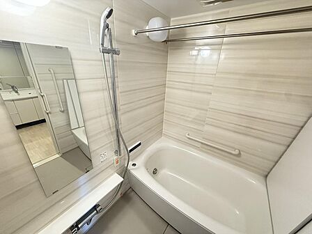 浴室暖房乾燥付き。施設の大浴場も使える。