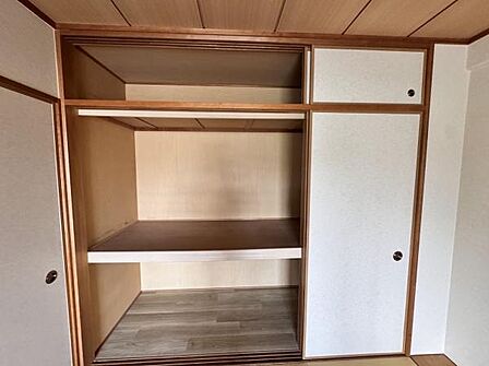 収納豊富な押入れがあり、お部屋にゆとりが生まれます