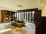 読書やちょっとした作業にも使える、落ち着いた共用ラウンジ。住まう方それぞれの時間を尊重しながら、緩やかなつながりを育む、居心地の良い空間です
