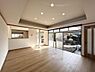 リビング/ダイニング：【リフォーム済】外壁は張替し、屋根は高圧洗浄と点検を行います。駐車は縦列2台分になります。お車複数台所有の方におすすめです。