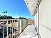 【リフォーム中】ベランダです。床板の塗装を行います。