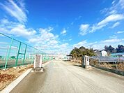 【周辺環境】角田市立「金津小学校」まで約700m、徒歩約9分。交通量も少なく通学に便利な立地です、子育て環境が充実しております。