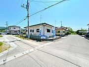 【リフォーム済み】外観別アングルです。隣との距離もあるので、プライバシーも保たれています。