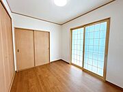 【リフォーム済み】LDKとつながっている6帖洋室です。床を張替え、クロスも張り替えました。元和室の名残があり、落ち着く空間に仕上がっています。