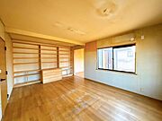 【リフォーム中】1階洋室12帖です。天井・壁はクロス貼り換え、床はクッションフロアに張替えます。
