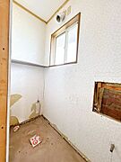 【リフォーム中5/10撮影】トイレは新品交換いたします。天井・壁はクロス貼り換え、床はクッションフロアに張替えます。清潔感のあるトイレに仕上がります。