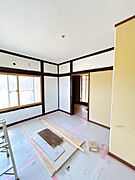 【リフォーム中】1階5.5帖洋室です。床は永大産業製のフローリングに張替え、天井壁のクロスは張替えます。収納部屋としても活用できますね。