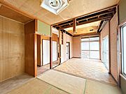 【リフォーム中5/10撮影】1階10.5帖洋室に間取り変更する和室部分です。床は永大産業製のフローリングに張替え、天井壁のクロスは張替えます。