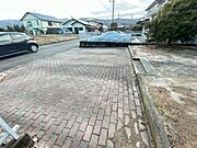 【リフォーム中】駐車場別アングルです。並列2～3台停められます。（車種によります。）