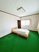 【リフォーム中】2階北側6帖洋室です。床は永大産業製のフローリングに張替え、天井壁のクロスは張替えます。お子様のお部屋にいかがでしょうか。