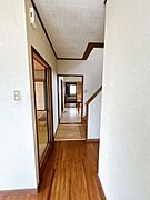 【リフォーム中】1階廊下です。天井・壁のクロスを張替え、永大産業製のフローリングを張替えます。照明も交換し、明るい印象に生まれ変わります。
