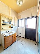 【リフォーム中】洗面脱衣室です。床はクッションフロア張替え、壁と天井のクロス張替、新品洗面台設置、照明交換でキレイに仕上げます。