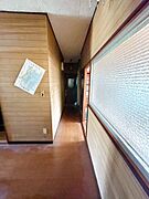 【リフォーム中】廊下は、天井・壁のクロスを張替え、永大産業製のフローリングを張替えます。照明も交換し、明るい印象に生まれ変わります。