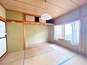 【リフォーム中】北側和室は約6.5帖洋室に間取変更します。床は永大産業製のフローリングに張替え、天井壁のクロスは張替えます。