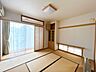 和室：【リフォーム中】和室6帖です。畳は表替え、ふすま障子は張り替えます。広縁部分の床は重ね張りいたします。い草の香りに癒される、居心地の良いお部屋に仕上がります。