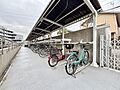 駐輪場は屋根付...