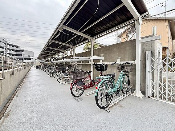 駐輪場は屋根付...