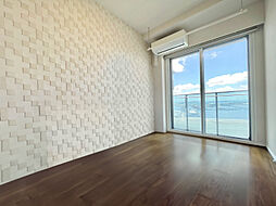 壁紙がお洒落な洋室。窓からの眺望も良好です！