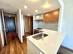 ワークトップが広く使えるL字型キッチン。効率的な動線と豊富な作業スペースで、毎日の調理を快適にサポートします。