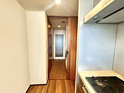 キッチンと浴室をつなぐ機能的なレイアウト。水回りが集約された設計は、快適でスマートな暮らしを実現します。