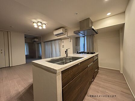 広々としたアイランドキッチンを採用しております!ダウンライトもあり室内を明るく照らします!