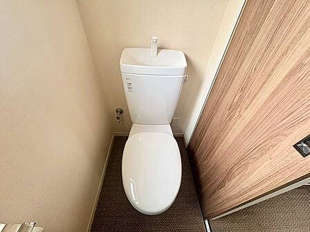 シンプルで使いやすいお手洗い。収納もあります。