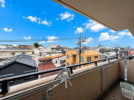 通風、陽当たり良好な南東向きバルコニーです。