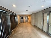 落ち着いた雰囲気の屋内ホールになります。
