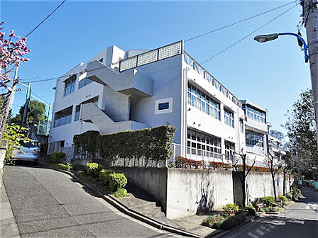 新宿区立落合中学校まで約450m