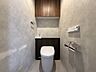 トイレ：新規交換済みのトイレはタンクレスタイプの高級感のあるTOTO製です。