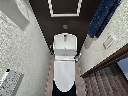 トイレは温水洗浄便座付きで、いつでも清潔にご使用いただけます。手洗い一体型なので空間もすっきり。アクセントクロスがおしゃれで、機能性とデザイン性を兼ね備えたトイレ空間です。
