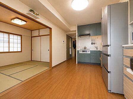 一日を通して心地よい光を感じられる南向きリビング。※掲載写真はCG加工により一部家具・家電を消去しています。