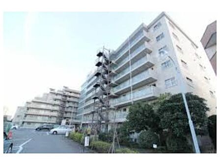落ち着いた外観のマンション。最上階につき開放感のあるお部屋です。