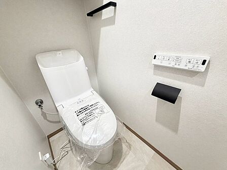 清潔感のある落ち着いたトイレ空間。温水洗浄機能・暖房便座を備え、毎日快適にお使いいただけます。