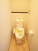 【トイレ】温水洗浄便座付き。各階にトイレを設置することで、ご家族の外出準備が重なる時間帯や来客時も気兼ねなく使用できます。(建物価格1770万円、建物面積100m2)