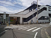 【南海本線「尾崎」駅 徒歩20分(約1600m)】特急、急行、区間急行の停車駅。「難波」方面へスムーズにアクセスできます。駅構内には売店や多機能トイレ、コインロッカー、ATMなどが設置されています。