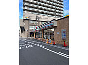 セブンイレブン堺東駅前店まで160m。徒歩2分。ちょっとした買い物はもちろん、ATMの利用や各種請求書の支払いにも便利。24時間営業なので、時間を気にせず利用できます。