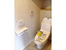 トイレ：【トイレ】1年を通して快適に使える温水洗浄便座付きのトイレです。背面には、トイレットペーパーや芳香剤等を置けるスペースがあります。(2025年12月撮影)
