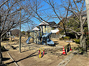 【下瓦屋児童公園まで徒歩1分(約80m)】現地から近く、気軽に立ち寄れる距離です。小さなお子様も遊べそうな複合遊具有り。公園内は見通しが良いため、遊んでいるお子様の様子を見守りやすそうです。