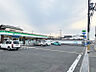 周辺：【ファミリーマート 堺深井中町店まで徒歩9分(約720m)】E-net対応ATMやマルチコピー機、イートインコーナーのあるコンビニです。24時間営業のため早朝や深夜のちょっとした買い物の際に便利です。