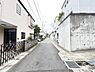 外観：前面道路を含めた現地写真です。