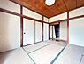 和室：直接布団を敷いて寝ることができる和室。寝具が収納できる押入付きです。